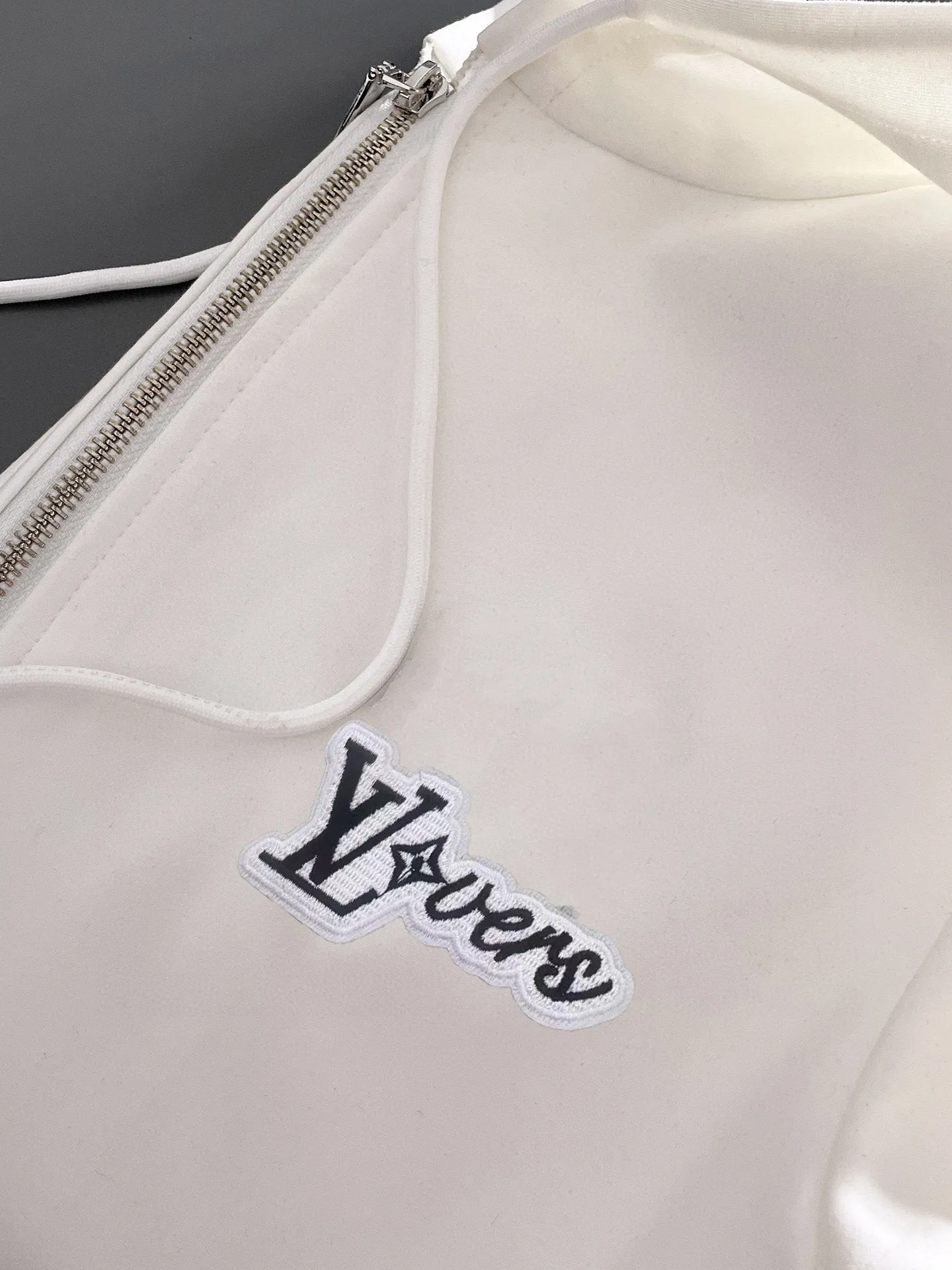 🅿️420 [LV Louis Vuitton] (Fat Man Gospel) hot-selling suit is coming. Focus on the original version of the official website. 2025 new hot-selling cardigan sweater suit. The original order is the best. 🇭🇰The meticulous work of top designers is dedicated to a fitting and perfect upper body effect. All-natural high-quality Roman cotton 100%, close-fitting comfort, noble and elegant! Original hardware embodies elegance and nobility! Counter size: M-5XL (maximum wear up to 220 pounds)